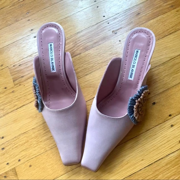 SOLD Manolo Blahnik Saita. Brand new pink, satin, kitten heel, mule. - Picture 3 of 13